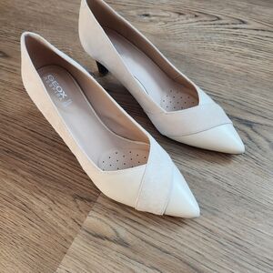 Geox Women's Cream and Tan Heels